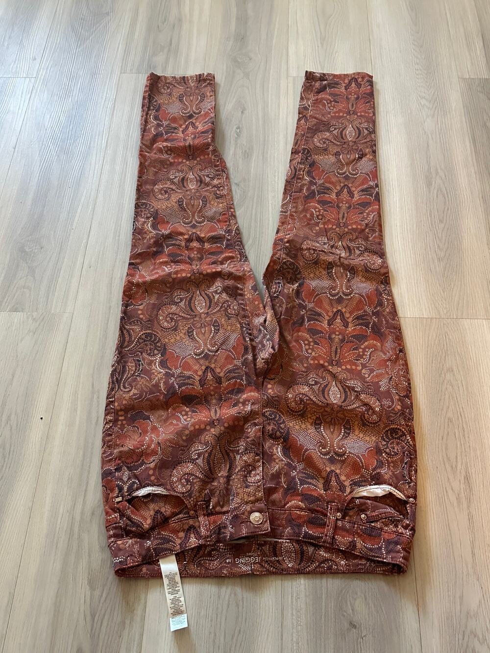 Chicos The Platinum Jegging Pants Size 1.5 Medium L Paisley Brocade Stretch Red